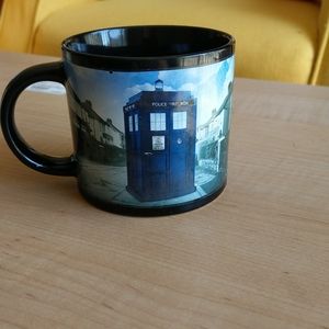 🎉 Disappearing TARDIS Mug
